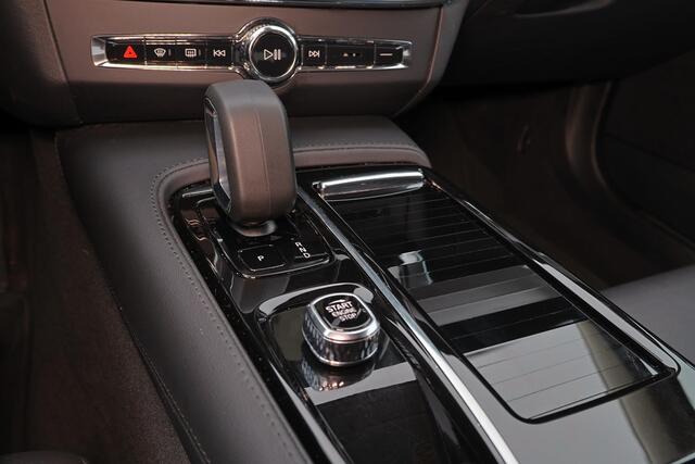 Volvo V90 T6 Recharge AWD Plus Dark - IntelliSafe Assist & Surround - 360º Camera - Harman/Kardon audio - Adaptieve LED koplampen - Verwarmde voorstoelen, stuur & achterbank - Parkeersensoren voor & achter - Elektr. bedienb. voorstoelen met geheugen - Extra getint