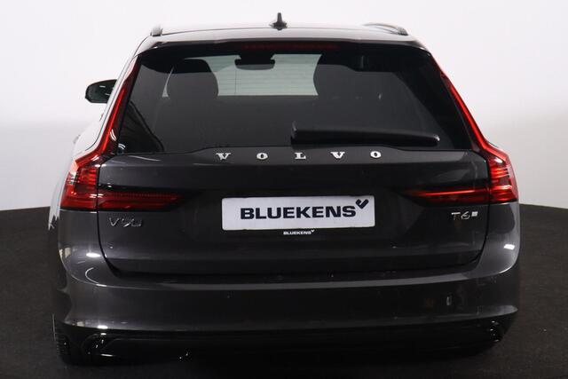 Volvo V90 T6 Recharge AWD Plus Dark - IntelliSafe Assist & Surround - 360º Camera - Harman/Kardon audio - Adaptieve LED koplampen - Verwarmde voorstoelen, stuur & achterbank - Parkeersensoren voor & achter - Elektr. bedienb. voorstoelen met geheugen - Extra getint