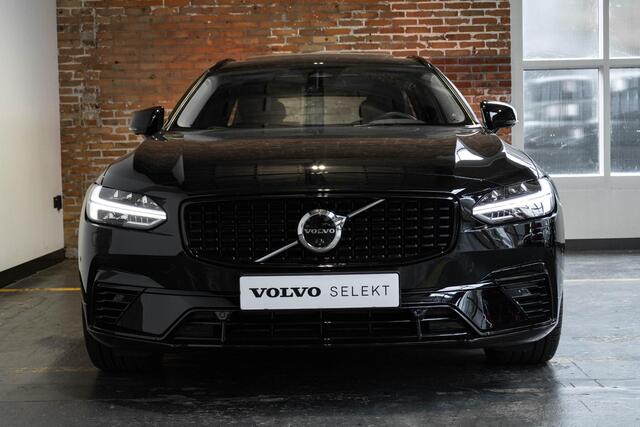 Volvo V90 T6 Automaat Plug-in hybrid AWD Ultra Dark | Panoramadak | Semi elektrische wegklapbare trekhaak | Premium audio by Harman Kardon | 360° parkeercamera | Verwarmbare voorstoelen, achterbank en stuurwiel | Gelamineerde zijruiten | Head-up display |