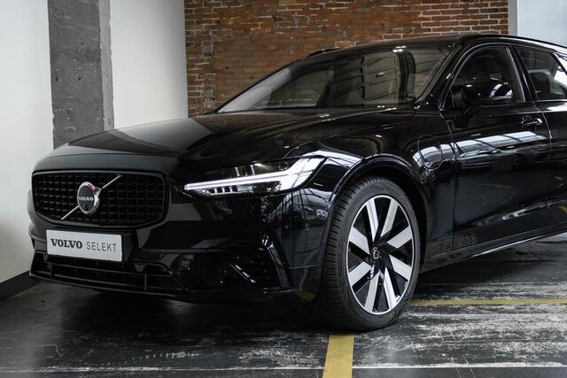 Volvo V90 T6 Automaat Plug-in hybrid AWD Ultra Dark | Panoramadak | Semi elektrische wegklapbare trekhaak | Premium audio by Harman Kardon | 360° parkeercamera | Verwarmbare voorstoelen, achterbank en stuurwiel | Gelamineerde zijruiten | Head-up display |