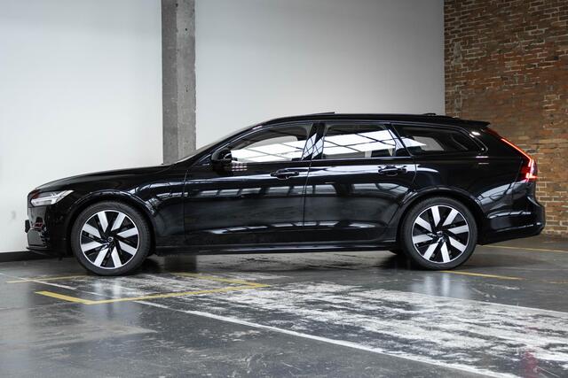 Volvo V90 T6 Automaat Plug-in hybrid AWD Ultra Dark | Panoramadak | Semi elektrische wegklapbare trekhaak | Premium audio by Harman Kardon | 360° parkeercamera | Verwarmbare voorstoelen, achterbank en stuurwiel | Gelamineerde zijruiten | Head-up display |