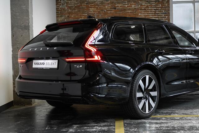 Volvo V90 T6 Automaat Plug-in hybrid AWD Ultra Dark | Panoramadak | Semi elektrische wegklapbare trekhaak | Premium audio by Harman Kardon | 360° parkeercamera | Verwarmbare voorstoelen, achterbank en stuurwiel | Gelamineerde zijruiten | Head-up display |
