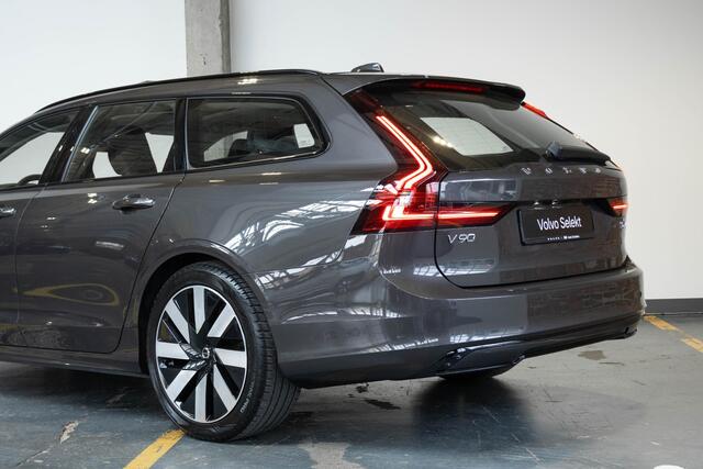 Volvo V90 T6 Plug-in hybrid AWD Ultra Dark | Panoramadak | Semi-Electrische Trekhaak | Verwarmbare voorstoelen+stuurwiel+achterbank | Premium audio by Harman Kardon | Head-up display | 360° Parkeercamera | Parkeersensoren voor + achter