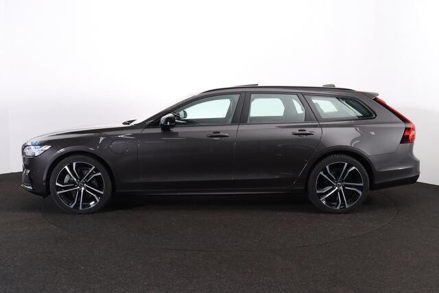 Volvo V90 T8 Recharge AWD Ultra Dark - Luchtvering - Panorama/schuifdak - IntelliSafe Assist & Surround - 360º Camera - Bowers & Wilkins audio - Verwarmde voorstoelen, stuur & achterbank - Parkeersensoren voor & achter - Elektr. bedienb. voorstoelen met geheugen - 