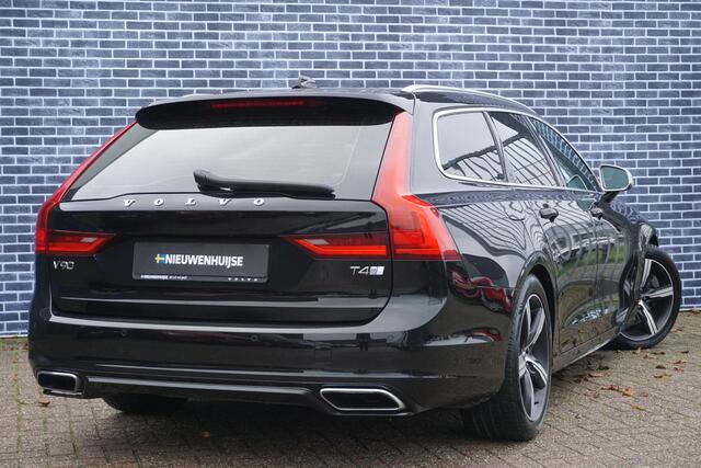 Volvo V90 2.0 T4 Business Sport | Trekhaak | Schuif/kantel Panoramadak | BLIS | Adaptieve cruise control | Pilot assist | Stoel + Stuurverwarming | Leder | Elektrisch verstelbare stoelen |