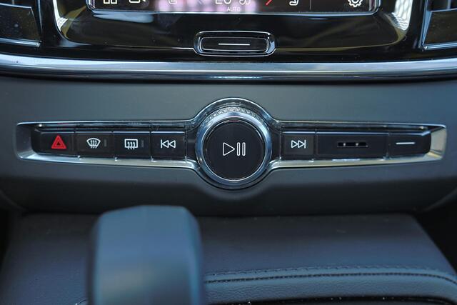 Volvo V90 T6 Recharge AWD Plus Bright - Panorama/schuifdak - IntelliSafe Assist & Surround - 360º Camera - Harman/Kardon audio - Adaptieve LED koplampen - Verwarmde voorstoelen, stuur & achterbank - Parkeersensoren voor & achter - Elektr. bedienb. voorstoelen met g