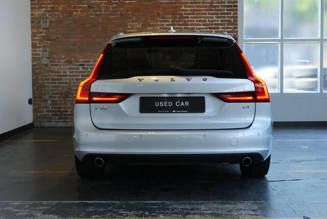 Volvo V90 T4 Business Luxury+ | Panoramadak | Electrische bedienbare voorstoel | Parkeerverwarming | Semi-Electrische Wegklapbare Trekhaak | 18'' Lichtmetalen velgen | BLIS | Dealeronderhouden |