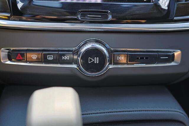 Volvo V90 T6 Recharge AWD Plus Dark - IntelliSafe Assist & Surround - 360º Camera - Harman/Kardon audio - Verwarmde voorstoelen, stuur & achterbank - Parkeersensoren voor & achter - Elektr. bedienb. voorstoelen met geheugen - Extra getint glas - 19' LMV