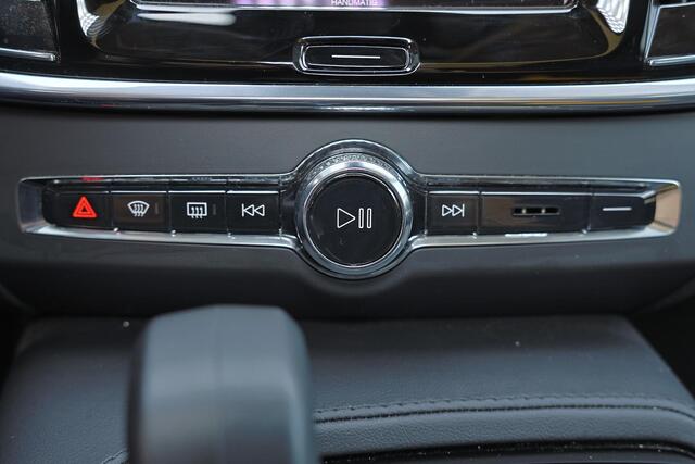 Volvo V90 T6 Recharge AWD Plus Dark - Luchtvering - Panorama/schuifdak - IntelliSafe Assist & Surround - Harman/Kardon audio - Adaptieve LED koplampen - Parkeercamera achter - Verwarmde voorstoelen, stuur & achterbank - Parkeersensoren voor & achter - Elektr. bedie