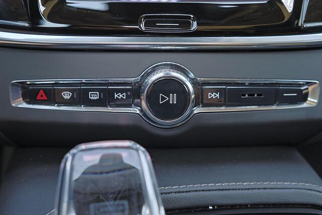 Volvo V90 T8 Recharge AWD Ultra Dark - Luchtvering - Panorama/schuifdak - IntelliSafe Assist & Surround - 360º Camera - Bowers & Wilkins audio - Adaptieve LED koplampen - Verwarmde voorstoelen, stuur & achterbank - Parkeersensoren voor & achter - Elektr. bedienb. v