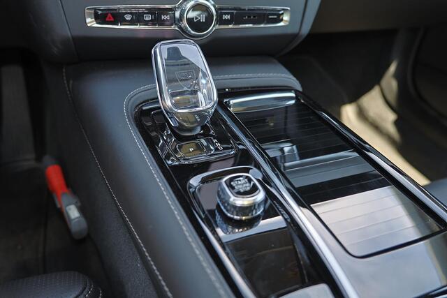 Volvo V90 T8 Recharge AWD Ultra Dark - Luchtvering - Panorama/schuifdak - IntelliSafe Assist & Surround - 360º Camera - Bowers & Wilkins audio - Adaptieve LED koplampen - Verwarmde voorstoelen, stuur & achterbank - Parkeersensoren voor & achter - Elektr. bedienb. v