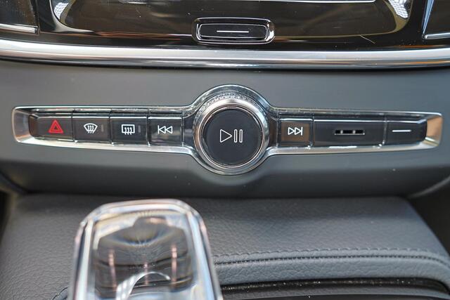 Volvo V90 T6 AWD Inscription - Panorama/schuifdak - IntelliSafe Assist & Surround - Harman/Kardon audio - Adaptieve LED koplampen - Parkeercamera achter - Verwarmde voorstoelen, stuur & achterbank - Parkeersensoren voor & achter - Elektr. bedienb. voorstoelen met g