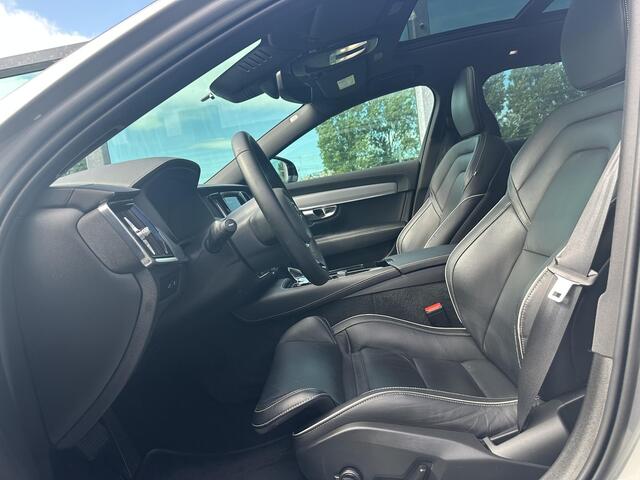 Volvo V90 2.0 T8 Plug-in hybrid AWD Ultimate Dark Volvo V90 2.0 T8 Recharge AWD Ultimate Dark / Pano. dak / Trekhaak / Harman kardon / Elek. verstelbare stoelen / Voor+achter+stuur verwarmd / Leder / Head-up display /