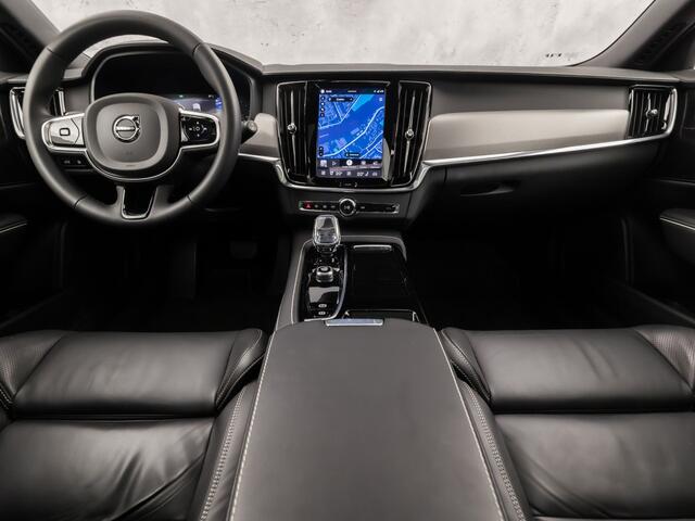 Volvo V90 2.0 T6 Plug-in hybrid AWD Ultimate Dark 350Pk Automaat (PANORAMADAK, HARMAN/KARDON, LUCHTVERING, MEMORY SEATS, 360 CAMERA, HEAD-UP DISPLAY, STUUR/STOELVERWARMING, ZWART HEMEL, NIEUWSTAAT)