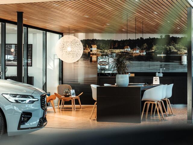Volvo V90 2.0 T8 Plug-in hybrid AWD Ultra Dark Automaat / Panoramadak / Luchtvering / Bowers & Wilkens audio / Trekhaak / 360* camera / Massage voorstoelen / Geventileerd leder interieur