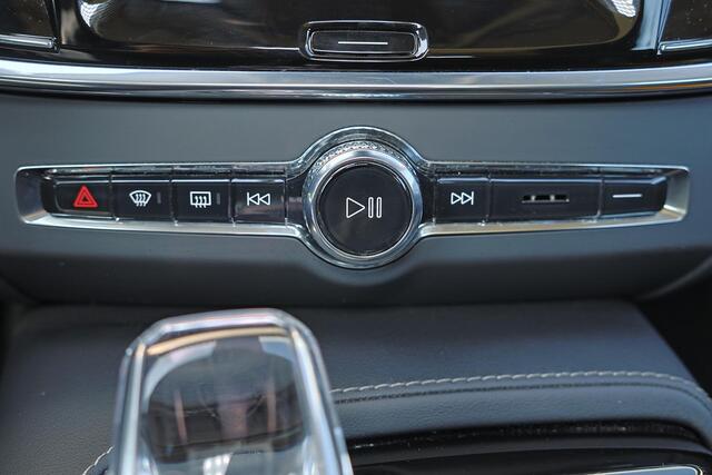 Volvo V90 T8 Recharge AWD Ultra Dark - Luchtvering - Panorama/schuifdak - IntelliSafe Assist & Surround - 360º Camera - Bowers & Wilkins audio - Adaptieve LED koplampen - Verwarmde voorstoelen, stuur & achterbank - Parkeersensoren voor & achter - Elektr. bedienb. voorstoelen met geheugen - Geventileerde voorstoelen - Head up display - Inklapbare trekhaak - 20' LMV