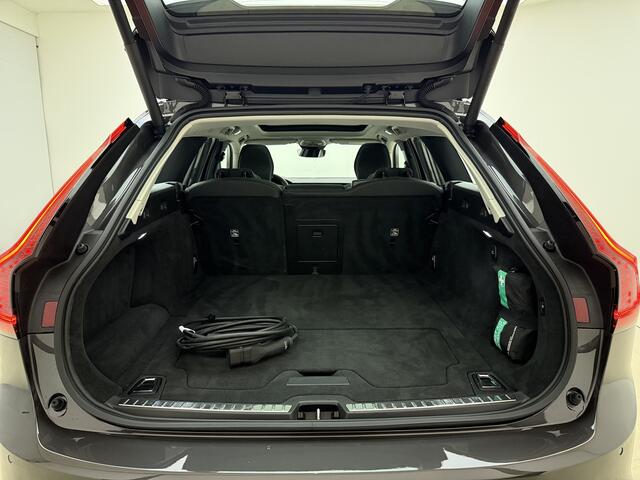 Volvo V90 T8 AWD 455pk Ultra Dark Panorama dak / HUD / 360 camera / Stoel/- stuurverwarming /