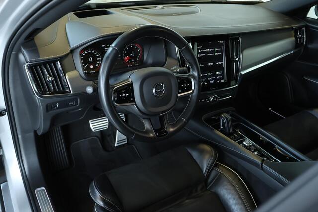 Volvo V90 2.0 B4 R-Design | Semi Electrische Wegklapbare Trekhaak | Head-Up Display | 360° Parkeercamera | Parkeersensoren voor + achter | BLIS | Parkeerverwarming | Harman Kardon Premium Audio | Stoelverwarming | Stuurwielverwarming | 20'' Lichtmetalen velgen |