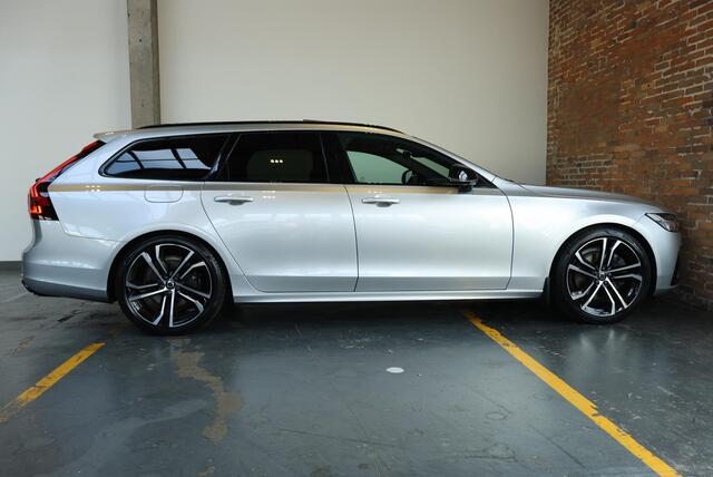 Volvo V90 2.0 B4 R-Design | Semi Electrische Wegklapbare Trekhaak | Head-Up Display | 360° Parkeercamera | Parkeersensoren voor + achter | BLIS | Parkeerverwarming | Harman Kardon Premium Audio | Stoelverwarming | Stuurwielverwarming | 20'' Lichtmetalen velgen |