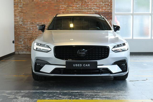Volvo V90 2.0 B4 R-Design | Semi Electrische Wegklapbare Trekhaak | Head-Up Display | 360° Parkeercamera | Parkeersensoren voor + achter | BLIS | Parkeerverwarming | Harman Kardon Premium Audio | Stoelverwarming | Stuurwielverwarming | 20'' Lichtmetalen velgen |