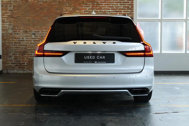 Volvo V90 2.0 B4 R-Design | Semi Electrische Wegklapbare Trekhaak | Head-Up Display | 360° Parkeercamera | Parkeersensoren voor + achter | BLIS | Parkeerverwarming | Harman Kardon Premium Audio | Stoelverwarming | Stuurwielverwarming | 20'' Lichtmetalen velgen |
