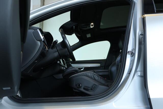 Volvo V90 2.0 B4 R-Design | Semi Electrische Wegklapbare Trekhaak | Head-Up Display | 360° Parkeercamera | Parkeersensoren voor + achter | BLIS | Parkeerverwarming | Harman Kardon Premium Audio | Stoelverwarming | Stuurwielverwarming | 20'' Lichtmetalen velgen |