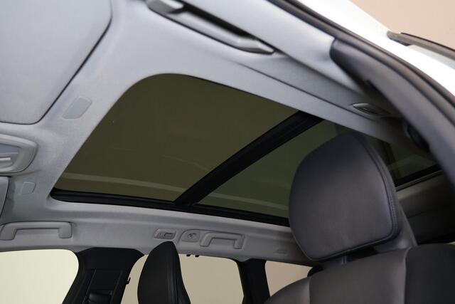 Volvo V90 T6 Recharge AWD Plus Bright - Panorama/schuifdak - IntelliSafe Assist & Surround - 360º Camera - Bowers & Wilkins audio - Adaptieve LED koplampen - Verwarmde voorstoelen, stuur & achterbank - Parkeersensoren voor & achter - Elektr. bedienb. voorstoelen met geheugen - Extra getint glas - Inklapbare trekhaak - 19' LMV