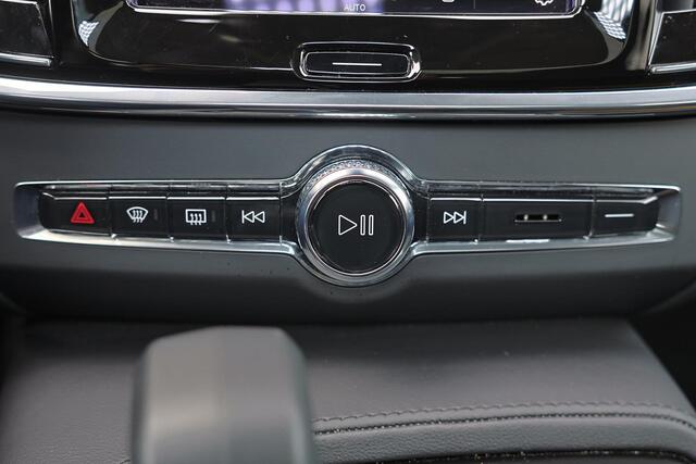 Volvo V90 T6 Recharge AWD Plus Bright - Panorama/schuifdak - IntelliSafe Assist & Surround - 360º Camera - Bowers & Wilkins audio - Adaptieve LED koplampen - Verwarmde voorstoelen, stuur & achterbank - Parkeersensoren voor & achter - Elektr. bedienb. voorstoelen met geheugen - Extra getint glas - Inklapbare trekhaak - 19' LMV