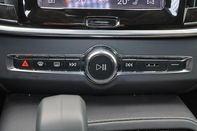 Volvo V90 T6 Recharge AWD Plus Dark - IntelliSafe Assist & Surround - 360º Camera - Adaptieve LED koplampen - Verwarmde voorstoelen, stuur & achterbank - Parkeersensoren voor & achter - Elektr. bedienb. voorstoelen met geheugen - Extra getint glas - Inklapbare trekhaak - 19' LMV