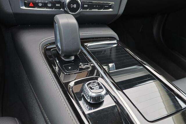 Volvo V90 T6 Recharge AWD Plus Dark - IntelliSafe Assist & Surround - 360º Camera - Adaptieve LED koplampen - Verwarmde voorstoelen, stuur & achterbank - Parkeersensoren voor & achter - Elektr. bedienb. voorstoelen met geheugen - Extra getint glas - Inklapbare trekhaak - 19' LMV