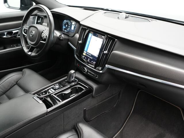 Volvo V90 T8 AWD R-Design PHEV 394pk Dealer O.H. | Trekhaak Af Fabriek | Four C Luchtvering | Panodak | Adaptive Cruise | Head Up | 360 Camera | Bowers & Wilkins | Lederen Sportstoelen Massage & Ventilatie & Memory | Stoelen & Stuur Verwarm Apple Carplay | Navigatie | DAB | 20"L.M | Plug In Hybrid |
