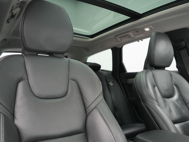 Volvo V90 T8 AWD Ultimate Bright LONG RANGE PHEV 350pk | Trekhaak Af Fabriek | Panodak | Adaptive Cruise | 360 Camera | Head Up | Lederen Sportstoelen Memory & Massage & Ventilatie | Bowers & Wilkins | Blis | Keyless | Stuur & Stoelen Verwarmd | Plug In Hybrid |