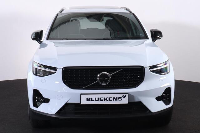 Volvo XC40 T4 Recharge Ultimate Dark - Panorama/schuifdak - IntelliSafe Assist & Surround - 360° Camera - Harman/Kardon audio - Verwarmde voorstoelen & stuur - Parkeersensoren voor & achter - Elektr. bedienb. voorstoelen met links geheugen - Draadloze tel. lader - E