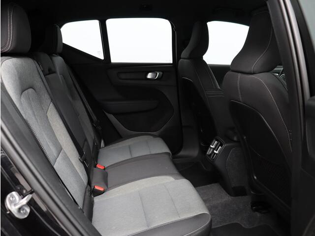 Volvo XC40 2.0 B4 Plus Dark / Trekhaak / Adaptive Cruise / Elektrische Stoelen / Verwarmbare Stoelen + Stuur / Harman Kardon /