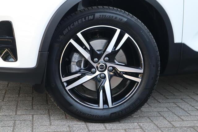 Volvo XC40 2.0 B4 Plus Dark | Harman Kardon audiosysteem| Verwarmbare voorstoelen| Stuurwielverwarming| Verwarmbare voorruit|