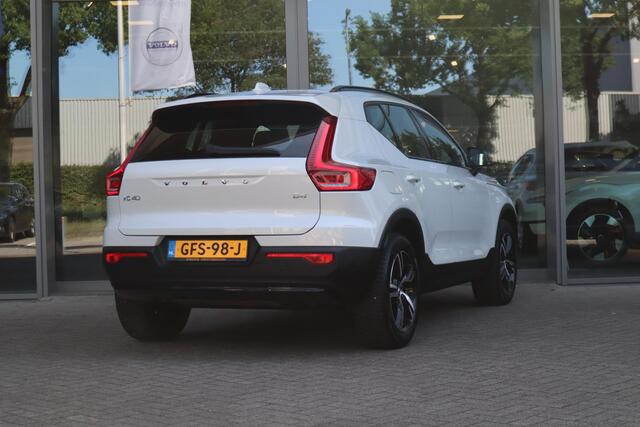 Volvo XC40 2.0 B4 Plus Dark | Harman Kardon audiosysteem| Verwarmbare voorstoelen| Stuurwielverwarming| Verwarmbare voorruit|