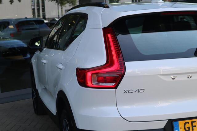 Volvo XC40 2.0 B4 Plus Dark | Harman Kardon audiosysteem| Verwarmbare voorstoelen| Stuurwielverwarming| Verwarmbare voorruit|