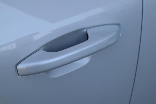 Volvo XC40 2.0 B4 Plus Dark | Harman Kardon audiosysteem| Verwarmbare voorstoelen| Stuurwielverwarming| Verwarmbare voorruit|