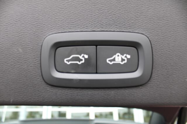 Volvo XC40 B4 Automaat Plus Dark | Trekhaak | Verw. Stoel & stuurwiel | Camera | Adapt. Cruise