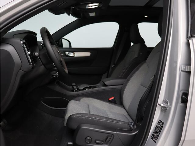 Volvo XC40 2.0 B4 Plus Dark / Pano. dak / Harman Kardon / BLIS / Elek. verstelbare stoelen / Stoel + stuurwielverwarming / Parkeercamera achter