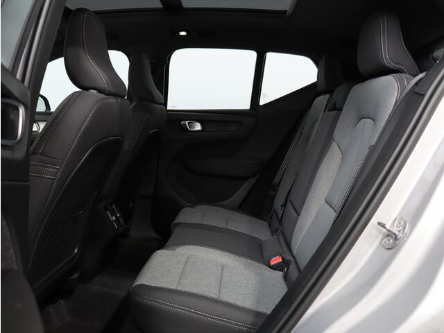 Volvo XC40 2.0 B4 Plus Dark / Pano. dak / Harman Kardon / BLIS / Elek. verstelbare stoelen / Stoel + stuurwielverwarming / Parkeercamera achter