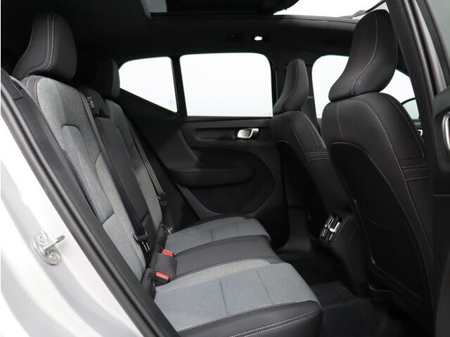 Volvo XC40 2.0 B4 Plus Dark / Pano. dak / Harman Kardon / BLIS / Elek. verstelbare stoelen / Stoel + stuurwielverwarming / Parkeercamera achter