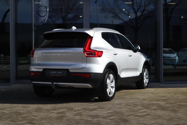 Volvo XC40 T4 Momentum | Keyless Entry| Elektrisch bedienbare achterklep| Parkeersensoren voor + achter met achteruitrijcamera| Semi- elektrisch inklapbare trekhaak| Verwarmbare voorstoelen| DAB+|