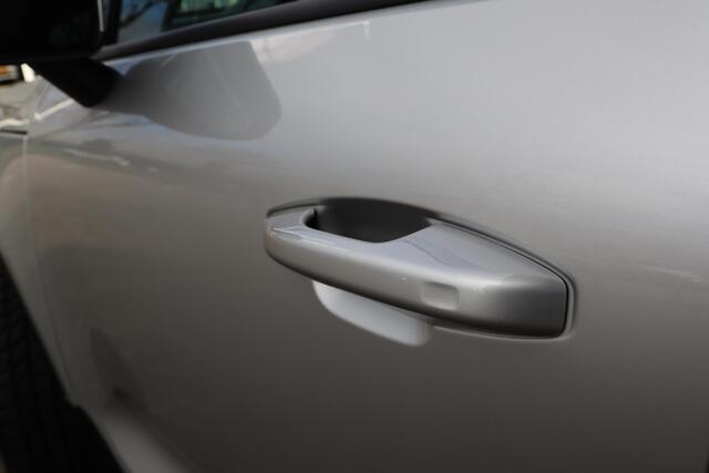 Volvo XC40 T4 Momentum | Keyless Entry| Elektrisch bedienbare achterklep| Parkeersensoren voor + achter met achteruitrijcamera| Semi- elektrisch inklapbare trekhaak| Verwarmbare voorstoelen| DAB+|