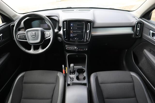 Volvo XC40 T4 Momentum | Keyless Entry| Elektrisch bedienbare achterklep| Parkeersensoren voor + achter met achteruitrijcamera| Semi- elektrisch inklapbare trekhaak| Verwarmbare voorstoelen| DAB+|