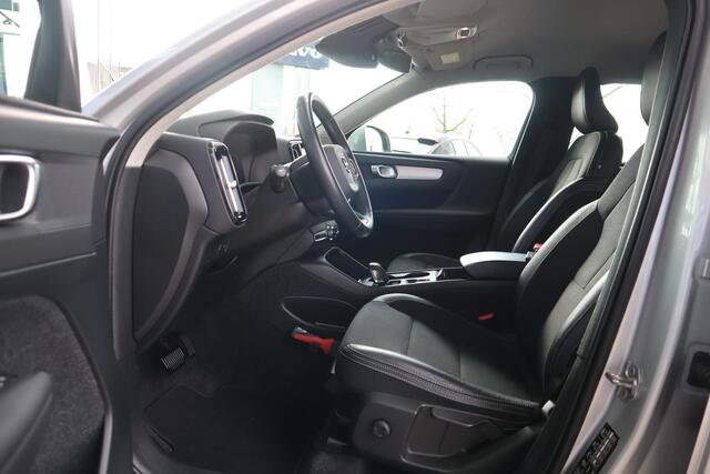 Volvo XC40 T4 Momentum | Keyless Entry| Elektrisch bedienbare achterklep| Parkeersensoren voor + achter met achteruitrijcamera| Semi- elektrisch inklapbare trekhaak| Verwarmbare voorstoelen| DAB+|