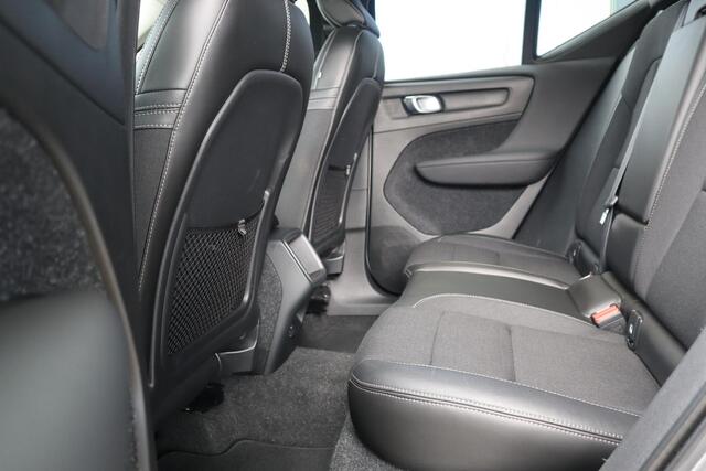 Volvo XC40 T4 Momentum | Keyless Entry| Elektrisch bedienbare achterklep| Parkeersensoren voor + achter met achteruitrijcamera| Semi- elektrisch inklapbare trekhaak| Verwarmbare voorstoelen| DAB+|