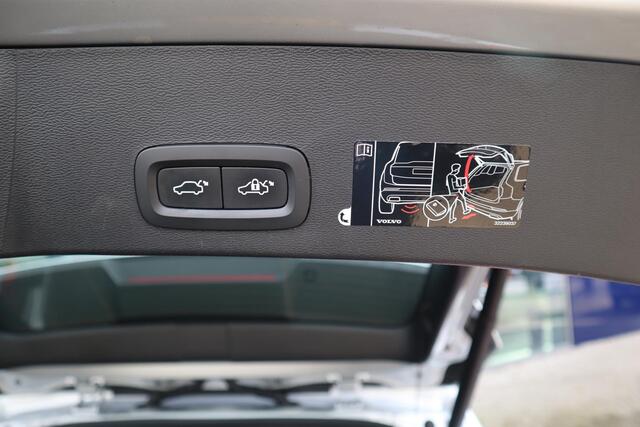 Volvo XC40 T4 Momentum | Keyless Entry| Elektrisch bedienbare achterklep| Parkeersensoren voor + achter met achteruitrijcamera| Semi- elektrisch inklapbare trekhaak| Verwarmbare voorstoelen| DAB+|