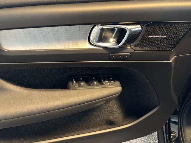 Volvo XC40 2.0 T5 AWD Intro Edition - BOMVOL - Leer / Panoramadak / Stuur- en stoelverwarming / Blis / Dab+ / Apple Carplay - Elek Trekhaak -
