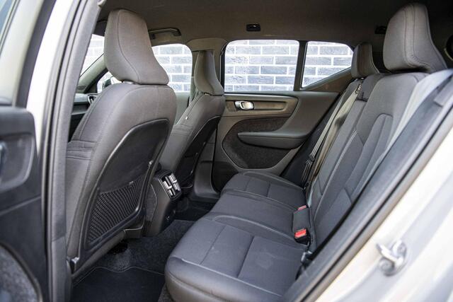 Volvo XC40 Single Motor Extended Range Plus 82 kWh Verwarmbare voorstoelen | Verwarmbaar stuurwiel | Warmtepomp | Adaptieve cruisecontrol | BLIS